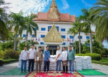 អភិបាលខេត្តពោធិ៍សាត់ ទទួលអំណោយពីសប្បុរសជន សម្រាប់ទុកចាត់ចែងដោយសារជំនន់