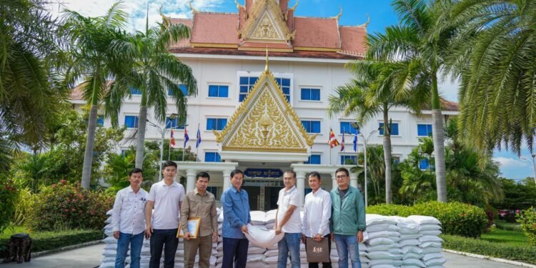 អភិបាលខេត្តពោធិ៍សាត់ ទទួលអំណោយពីសប្បុរសជន សម្រាប់ទុកចាត់ចែងដោយសារជំនន់