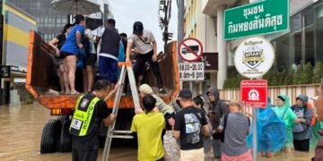 ភ្ញៀវទេសចរជាង ៤០០នាក់ ត្រូវបានគេជម្លៀស ចេញពីសណ្ឋាគារចំនួន១៧ ដែលលិចទឹក ក្នុងខេត្ត Songkhla របស់ថៃ ទៅកាន់ទីទួល